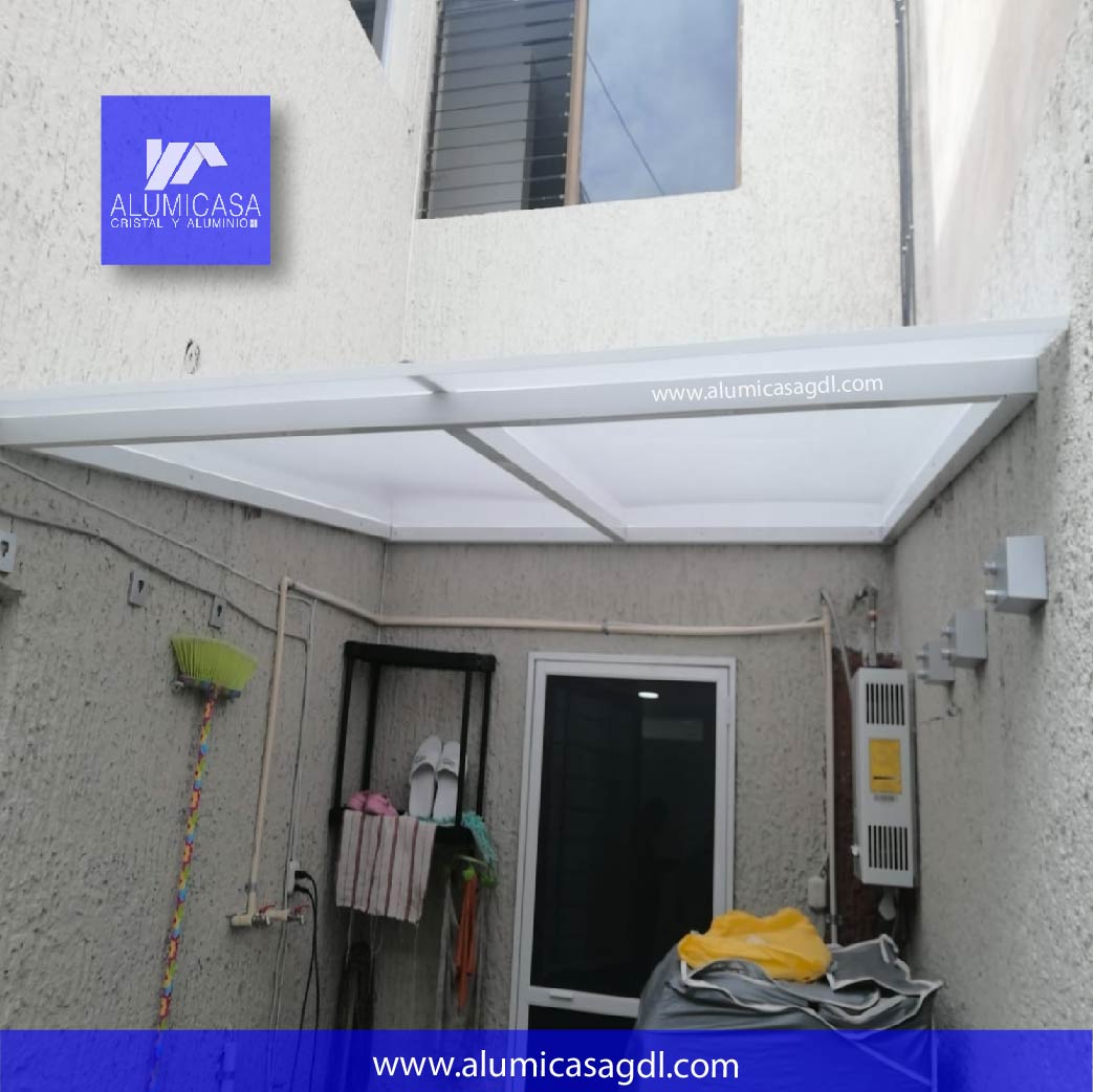 Domo para patio de aluminio y policarbonato para el sol color blanco