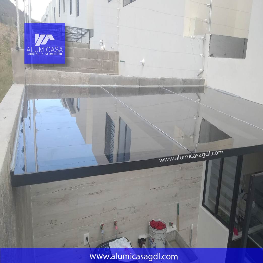 Domo color negro de vidrio para tapar lavadora en patio trasero casa infonavit