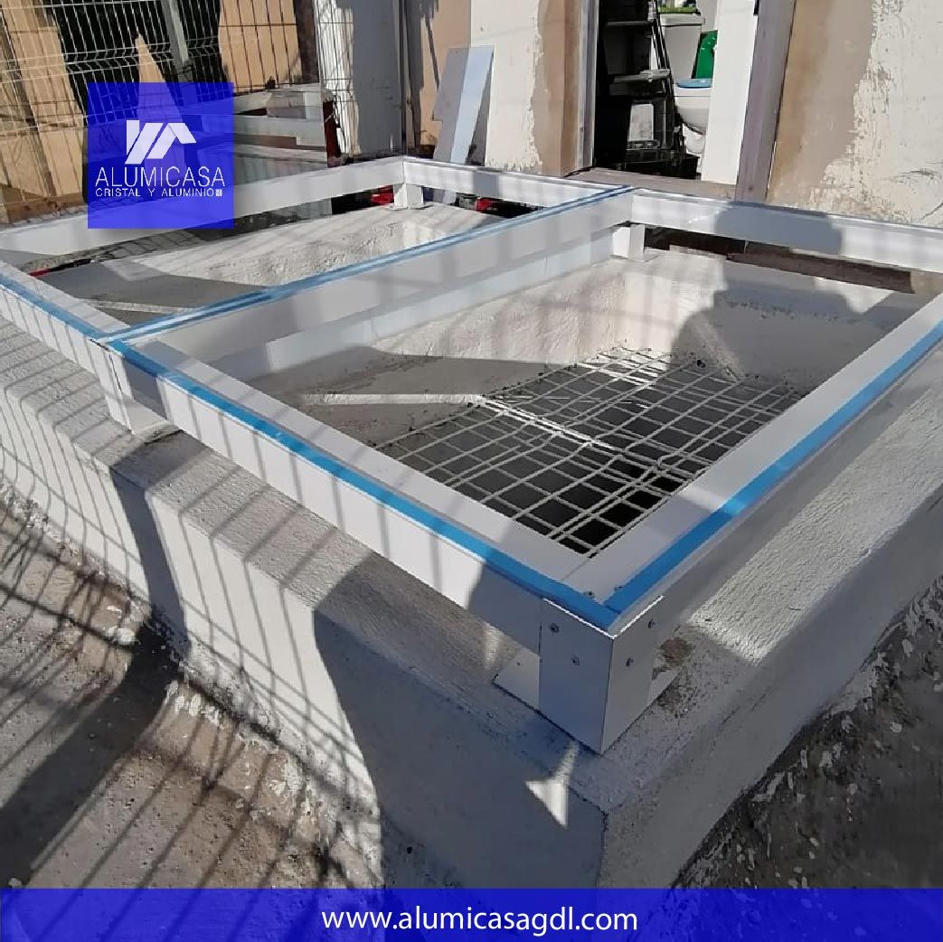 Esructura tragaluz con ventilación aluminio blanco