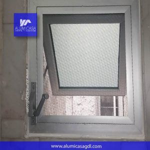 Ventana de proyección para baño color aluminio blanco, pieza mosquitera incluida
