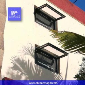 Ventanas de proyeccion color negro para baño aluminio color negro con mosquitero fijo