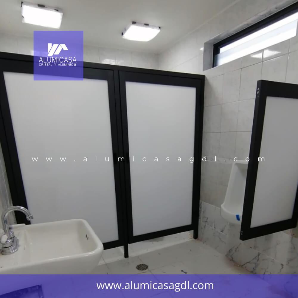 PUERTAS PARA BAÑO Y DIVISIONES MIGITORIOS DE ALUMINIO
