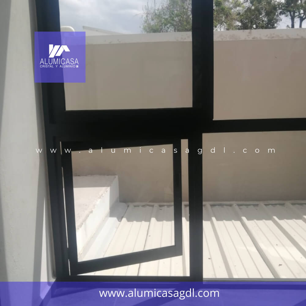 Puerta abatible inferior para salida aluminio color negro