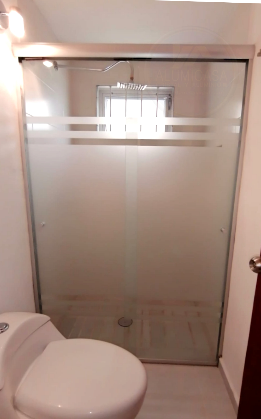 cancel de baño corredizo de aluminio y cristal templado 