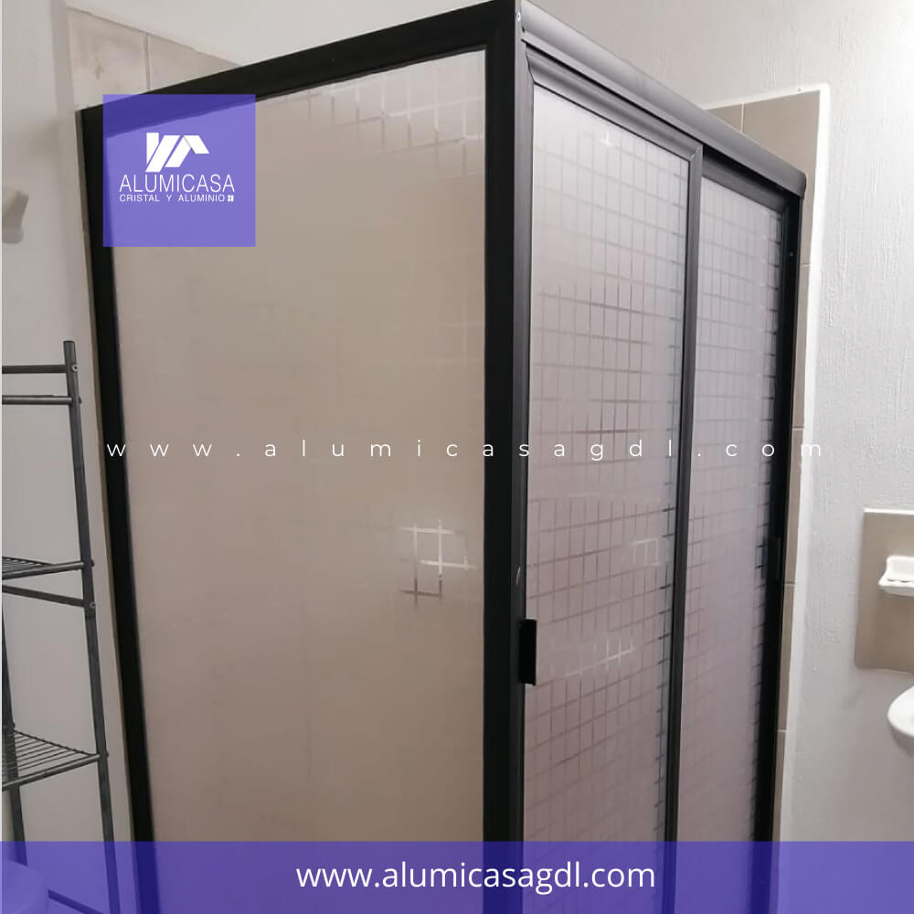 Cancel para baño escuadra fijo y doble puerta corrediza modelo mosaico cristal aluminio color negro