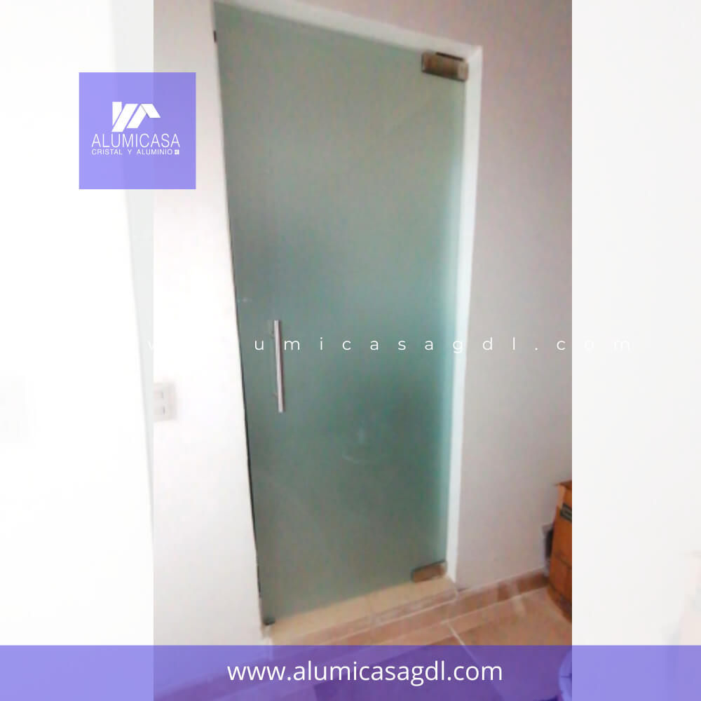 Puerta abatible cristal templado satinado bisgragra hidráulica