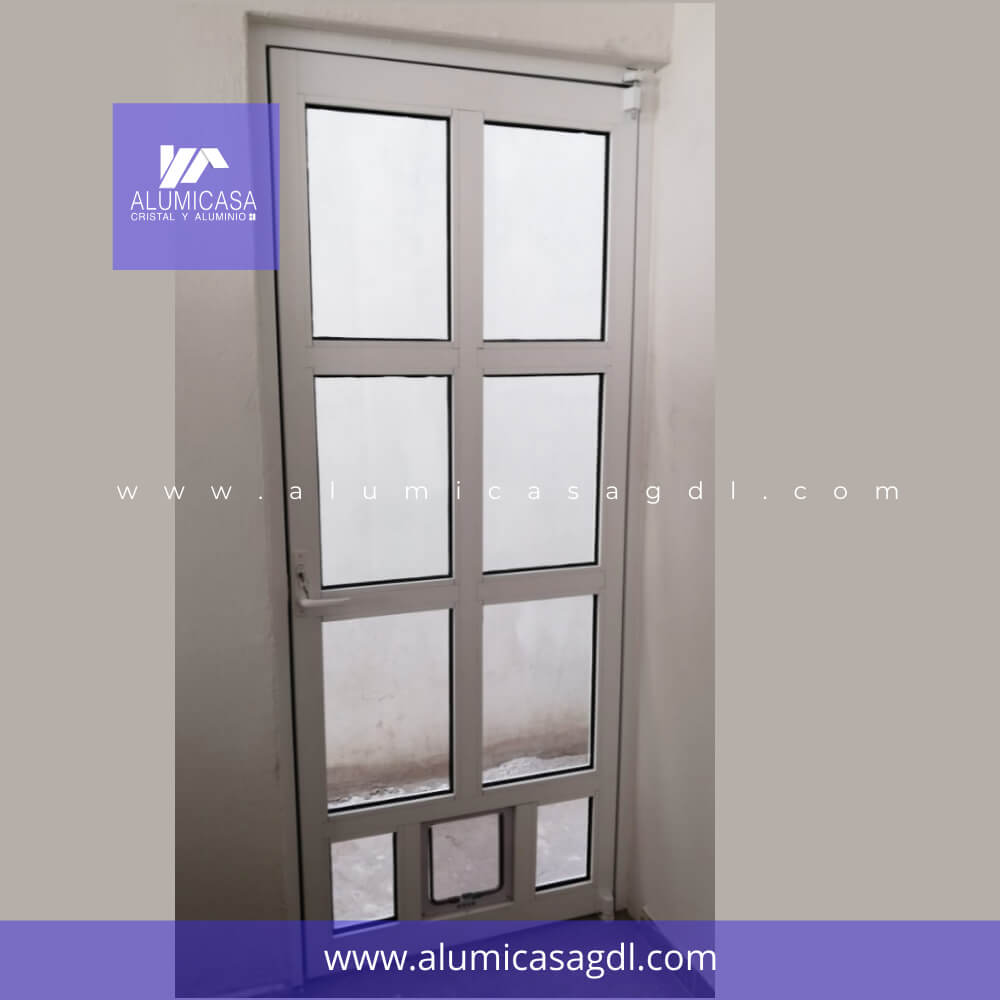 Puerta con cuadricula de aluminio color blanco con adaptación de puerta para mascota