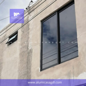 Ventana corrediza y ventana de proyeccion aluminio color negro y cubierta vidrio filtrasol