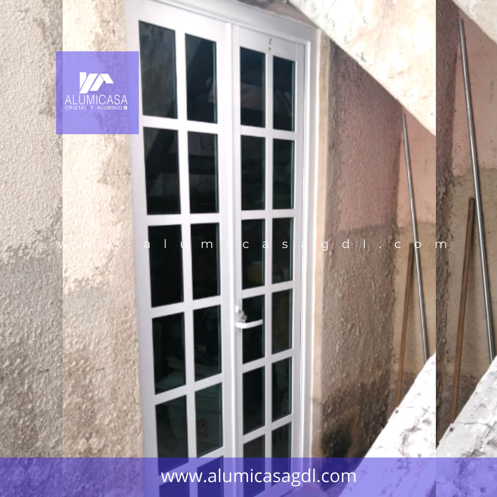 DOBLE PUERTA ABATIBLE CON CUADRICULA VIDRIO 6 MILIMETROS
