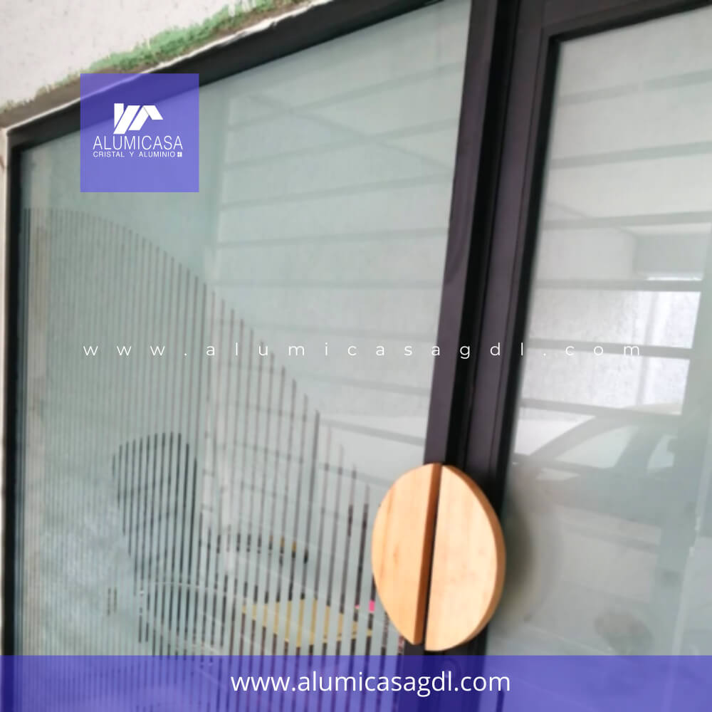 PUERTA ABATIBLE CON DISEÑO PERSONALIZADO PARA PRIVACIDAD VIDRIO DE 6 MILIMETROS ALUMINIO COLOR NEGRO
