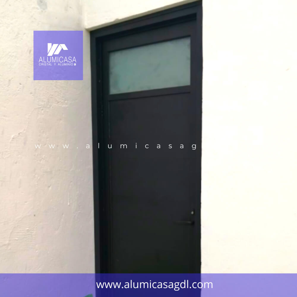 PUERTA ABATIBLE DE DUELA ALUMINIO COLOR NEGRO CUBIERTA VIDRIO OPACO