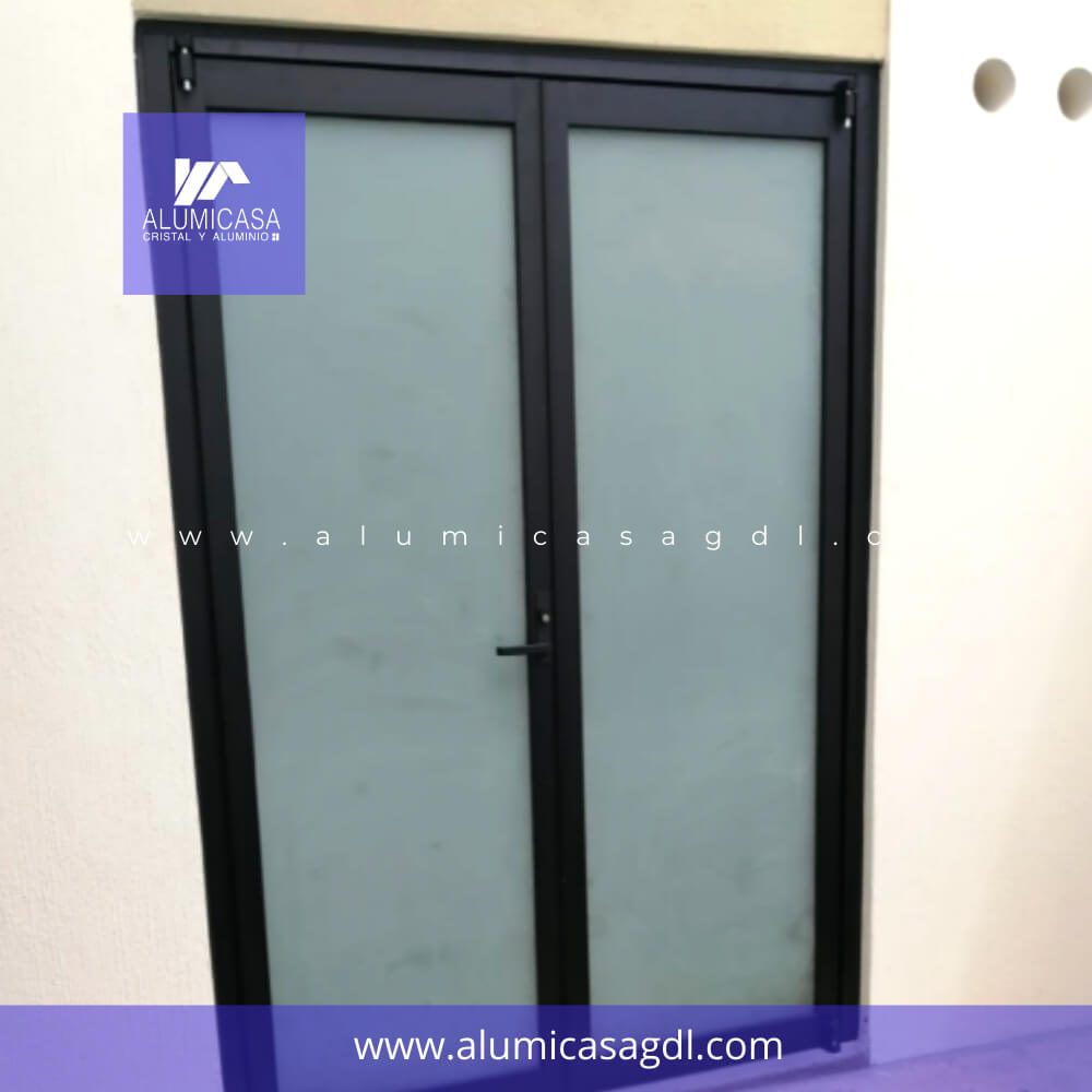 PUERTA ABATIBLE PARA ZONA DE LAVADO VIDRIO OPACO QUE NO SE VEA