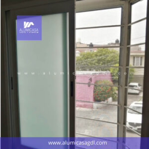 VENTANA COLOR BLANCO CUBIERTA VIDRIO SATINADO OPACO