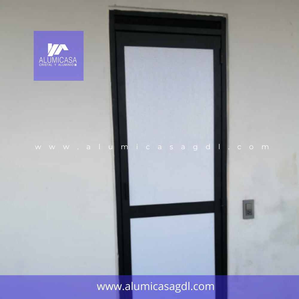 PUERTA ABATIBLE SENCILLA CUBIERTA TIPO ACRILICO ALUMINIO COLOR NEGRO