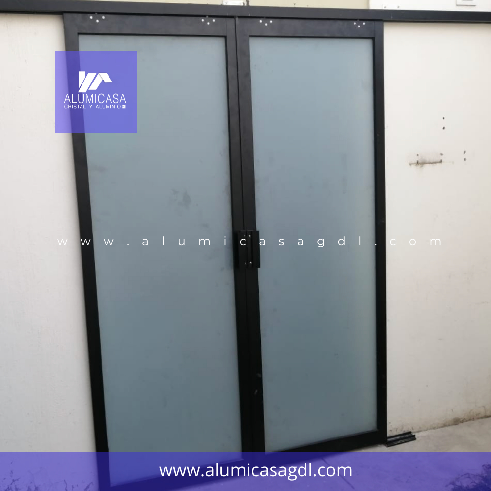PUERTA CORREDIZA CON RIEL AERERO ALUMINIO COLOR NEGRO VIDRIO OPACO