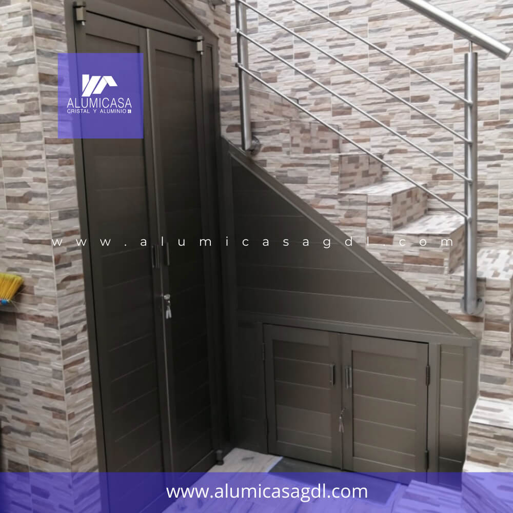 PUERTA DE ALUMINIO COLOR CIEN CLARO DE ALUMINIO COLOR CIEN CLARO