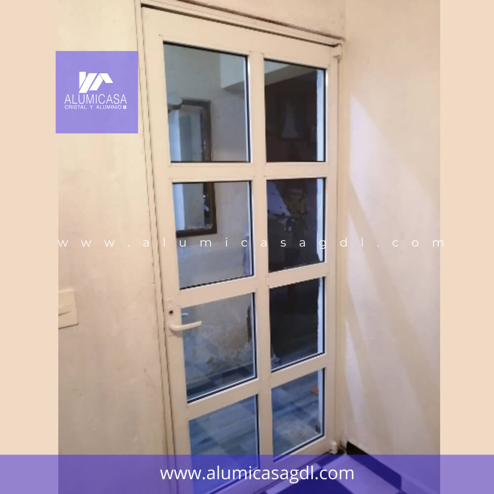 PUERTA DE ALUMINIO COLOR BLANCO CUADRICULADA