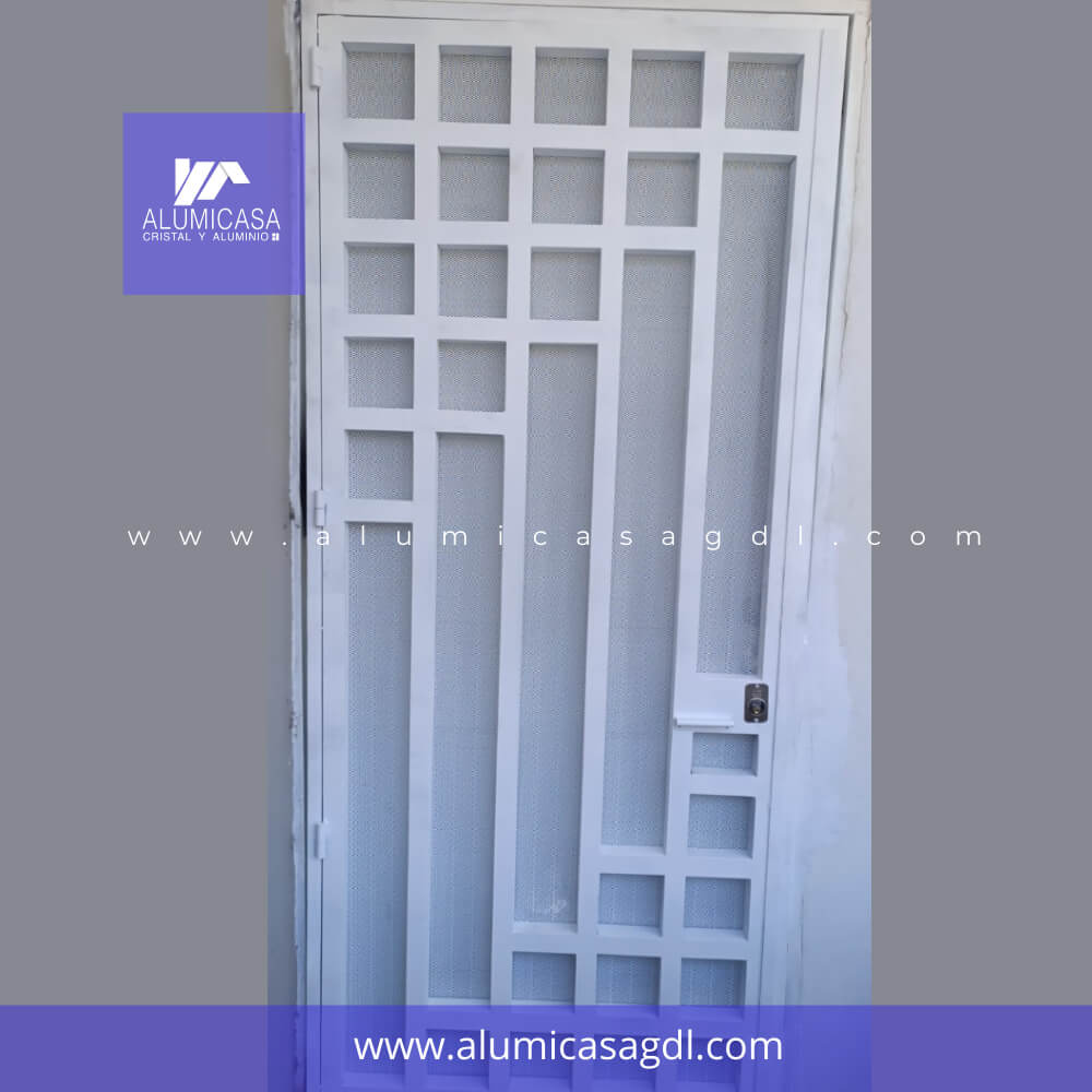 Puerta de herrería para entrada principal color blanco