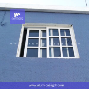 VENTANA DE ALUMINIO BLANCA CON CUADRICULA