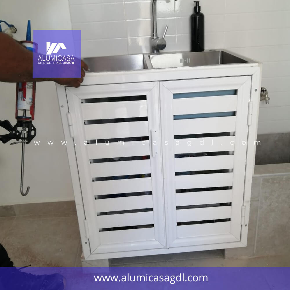 Puerta bandera cuadriculada y duela aluminio color blanco.jpeg