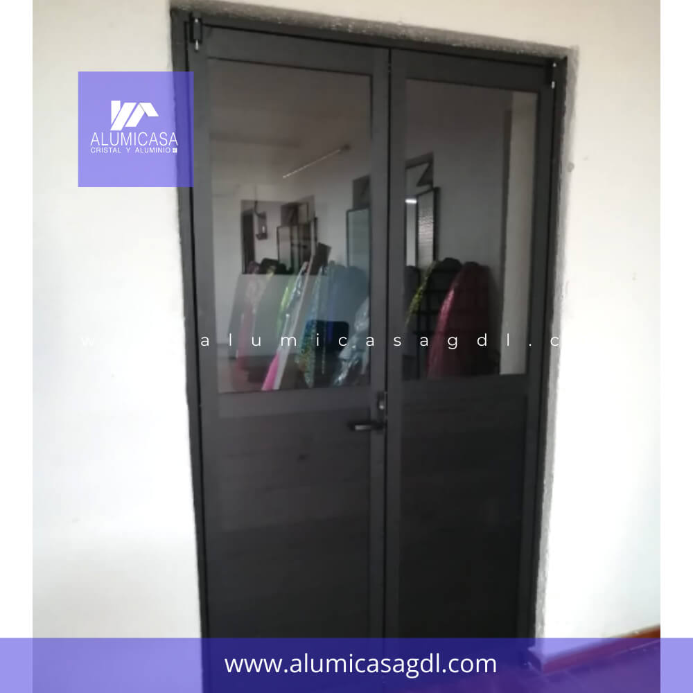 Doble puerta de aluminio color negro y vidrio transparente PA3