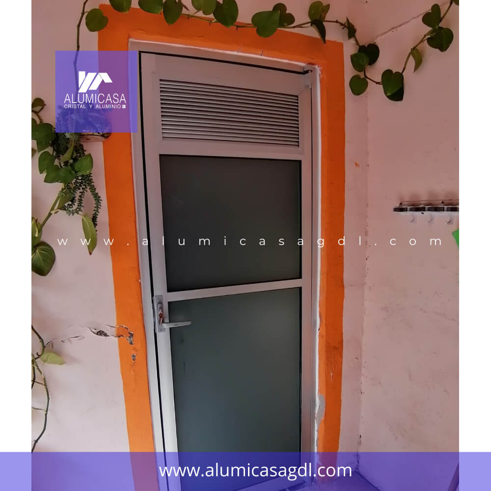 Puerta abatible con antepecho para ventilación color natural vidrio satinado PA10