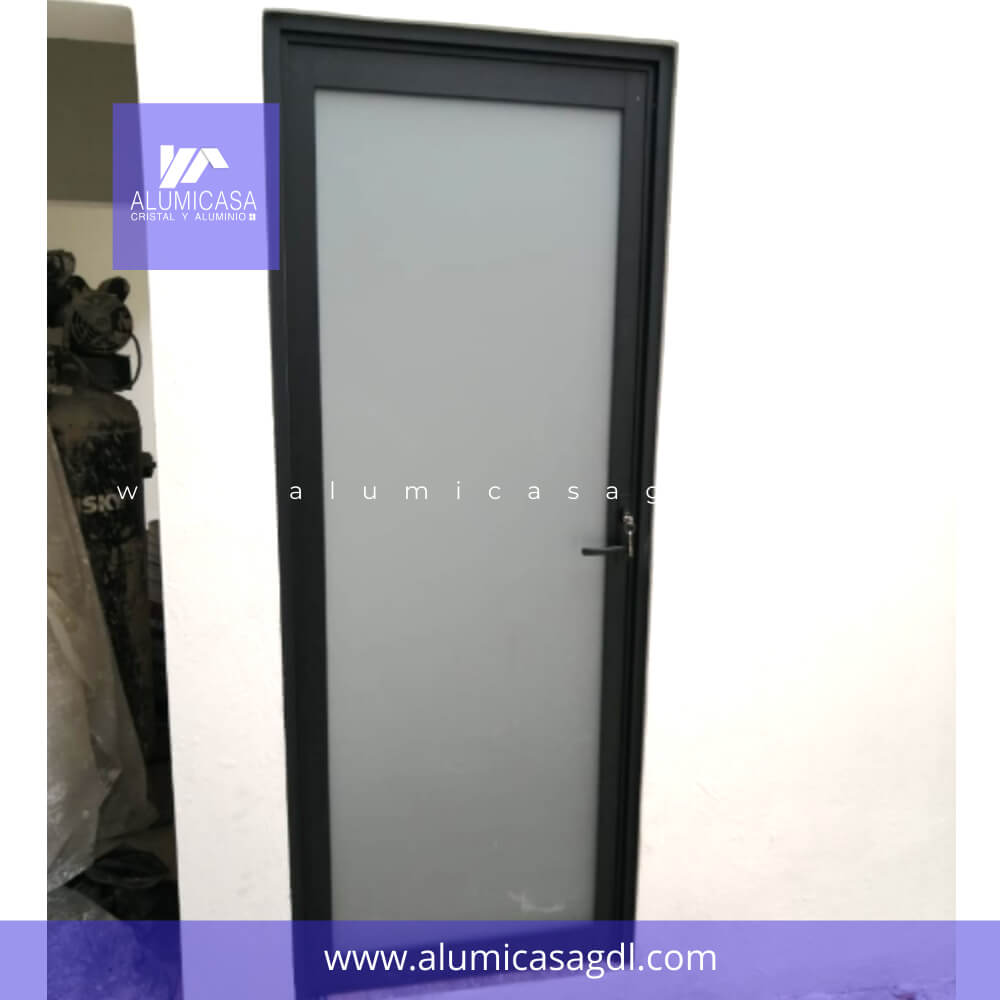 Puerta abatible con vidrio satinovo aluminio color negro PA4
