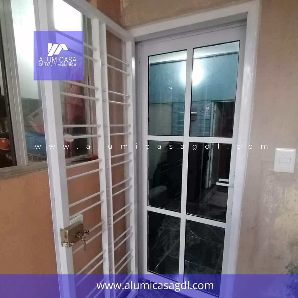 Puerta abatible cuadriculada aluminio blanco PA8 puerta abatible de herrería proteccion modelo H03