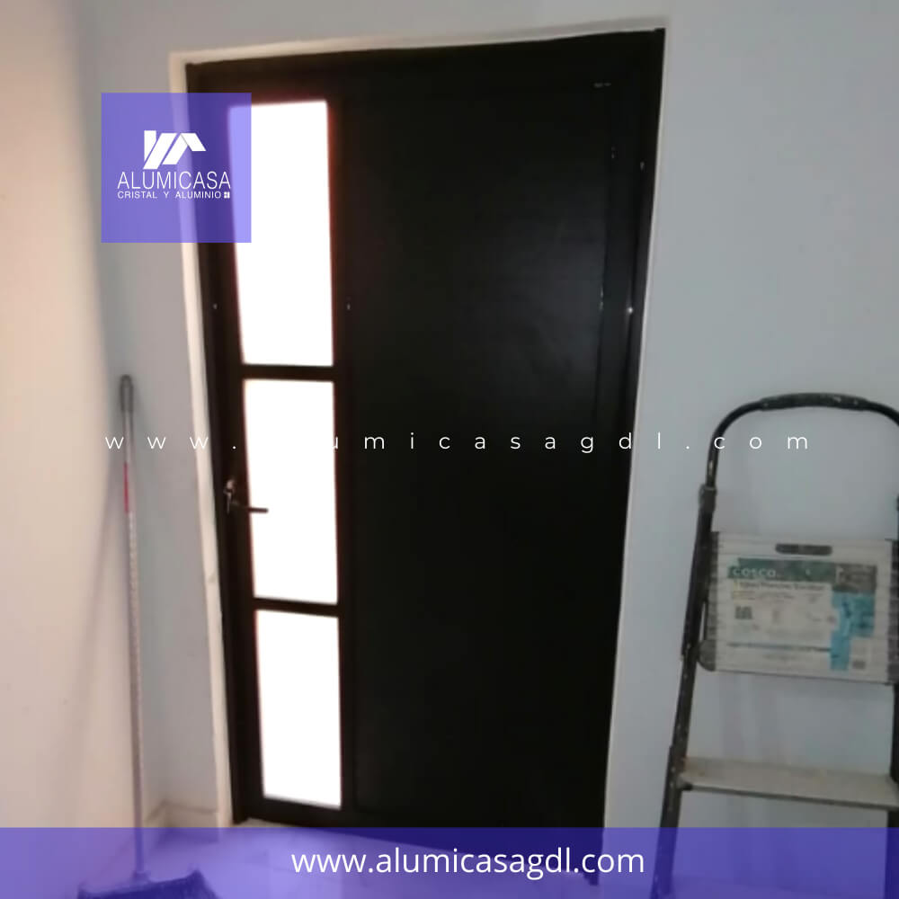 Puerta abatible de aluminio color negro PA1