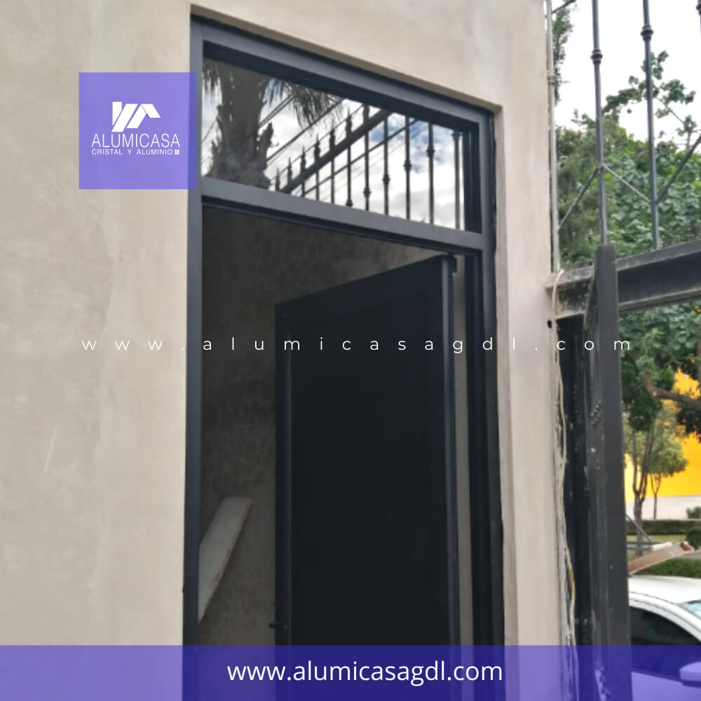 Puerta abatible de duela con antepecho fijo aluminio negro