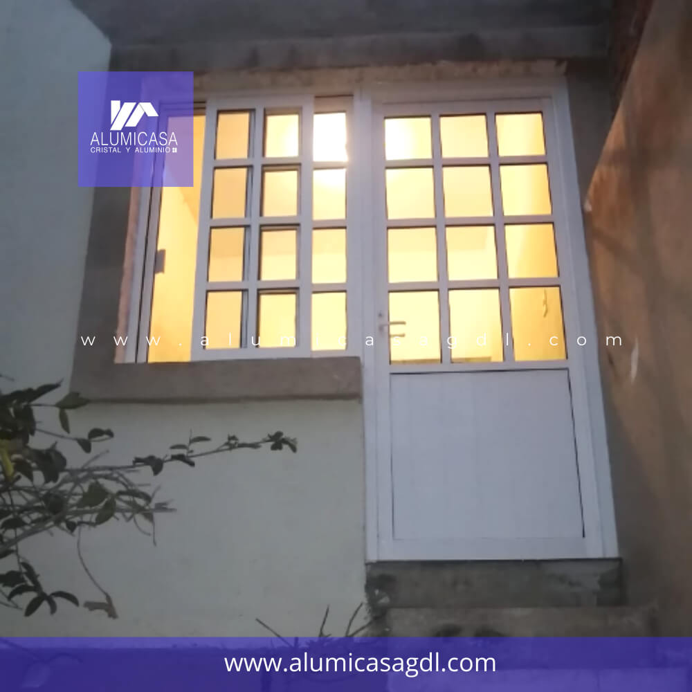 Puerta bandera cuadriculada y duela aluminio color blanco.