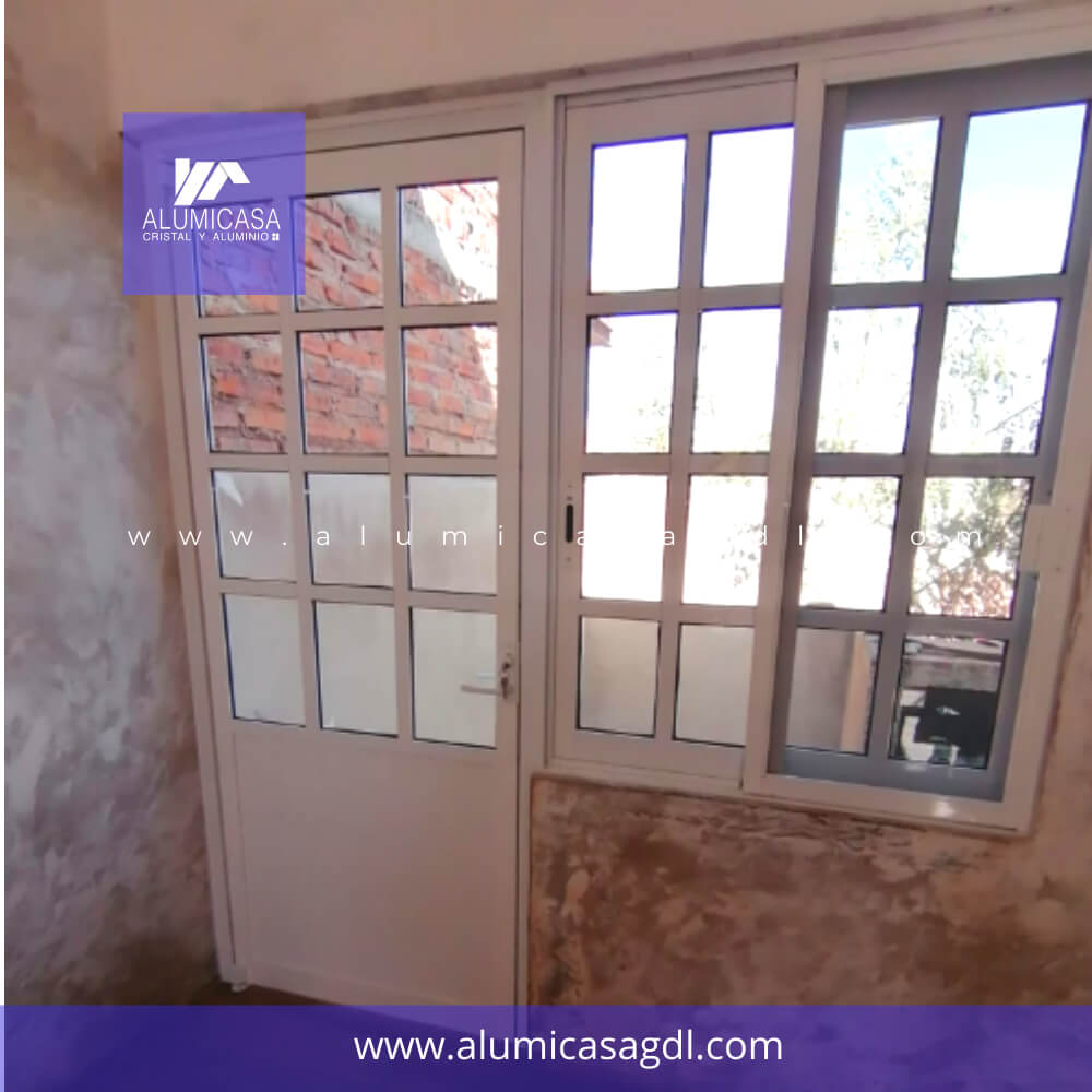 Puerta bandera cuadriculada y duela aluminio color blanco