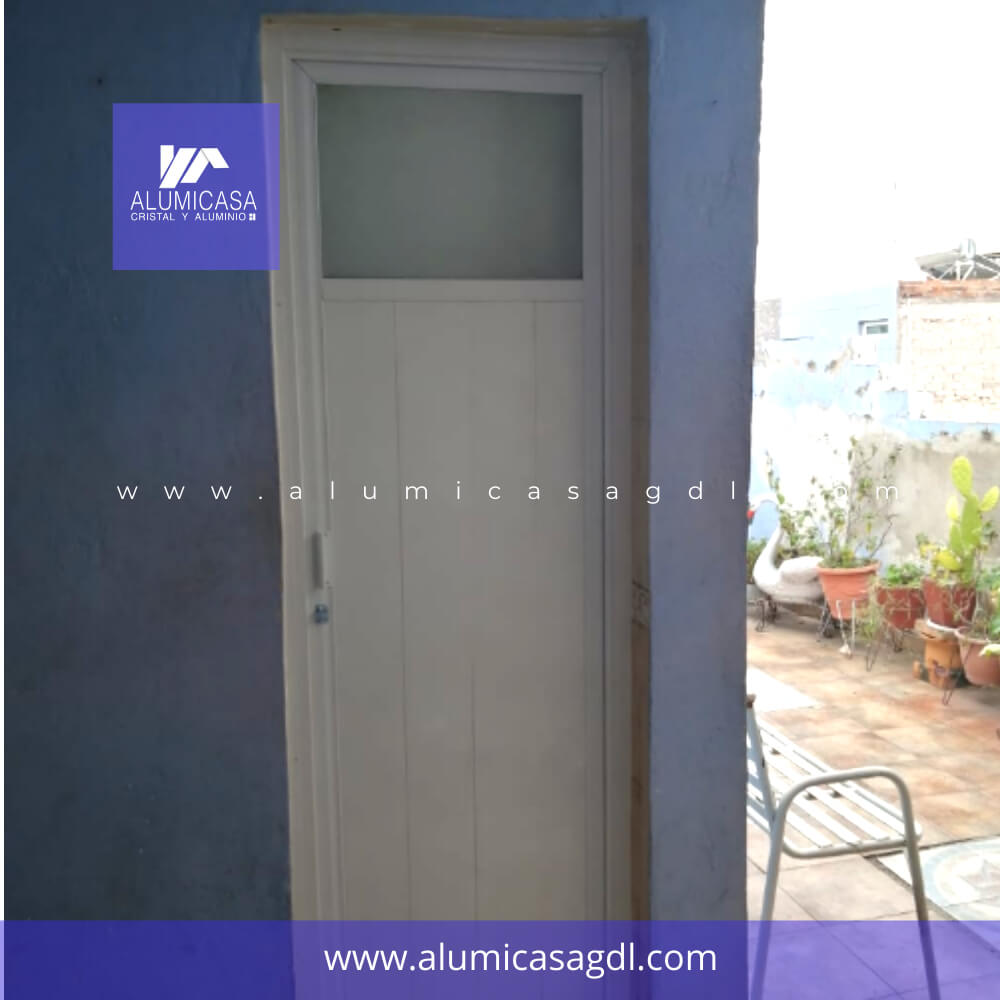 Puerta económica de aluminio color blanco y vidrio satinado