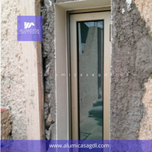 VENTANA PROYECTABLE ABATIBLE ALUMINIO CIEN CLARO PARA BAÑO