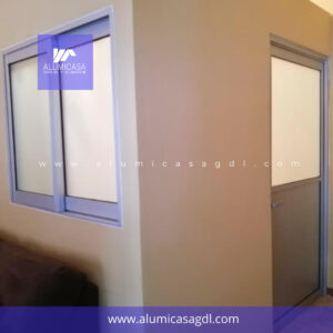 VENTANAS DE ALUMINIO COLOR NATURAL DOBLE CORREDIZO Y PUERTA ABATIBLE CON DUELA