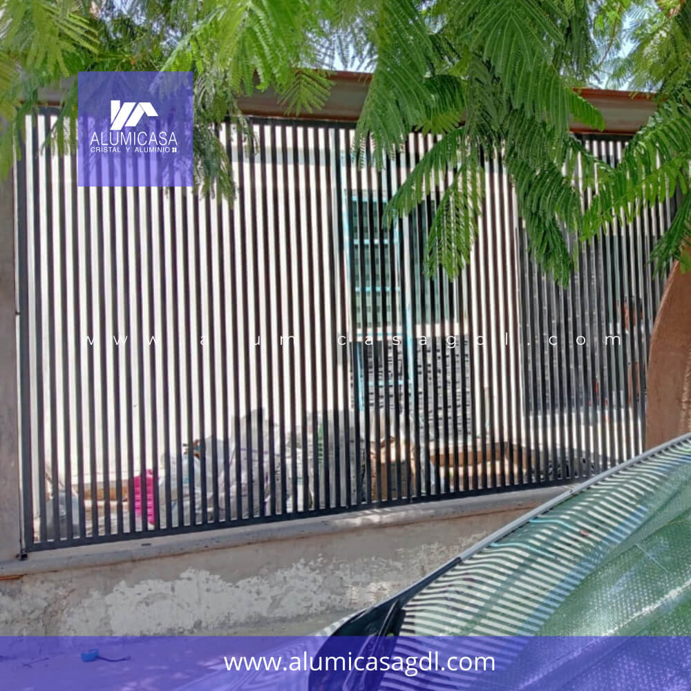 Proteccion fija de herreria color negro