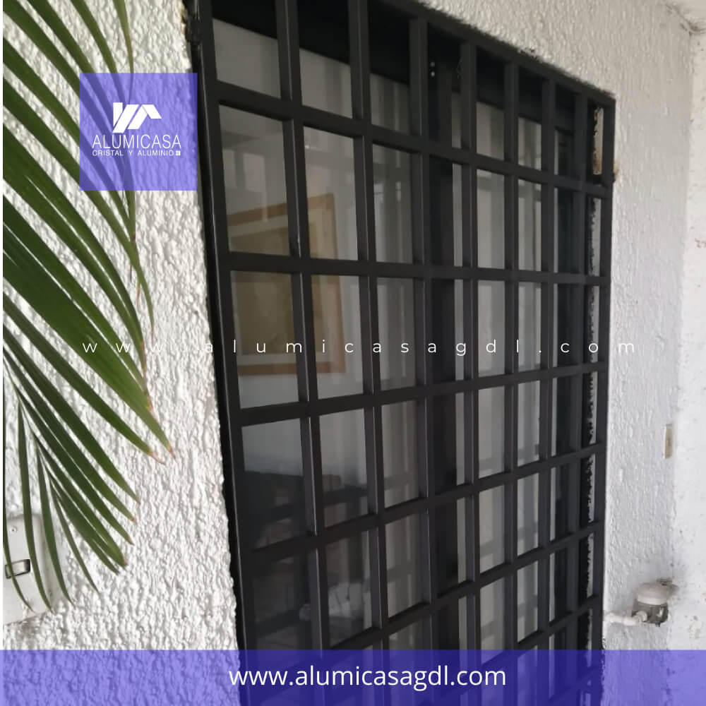 Proteccion para ventanal corredizo acero color negro cuadriculado
