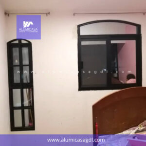 Ventana de aluminio con rolado superior