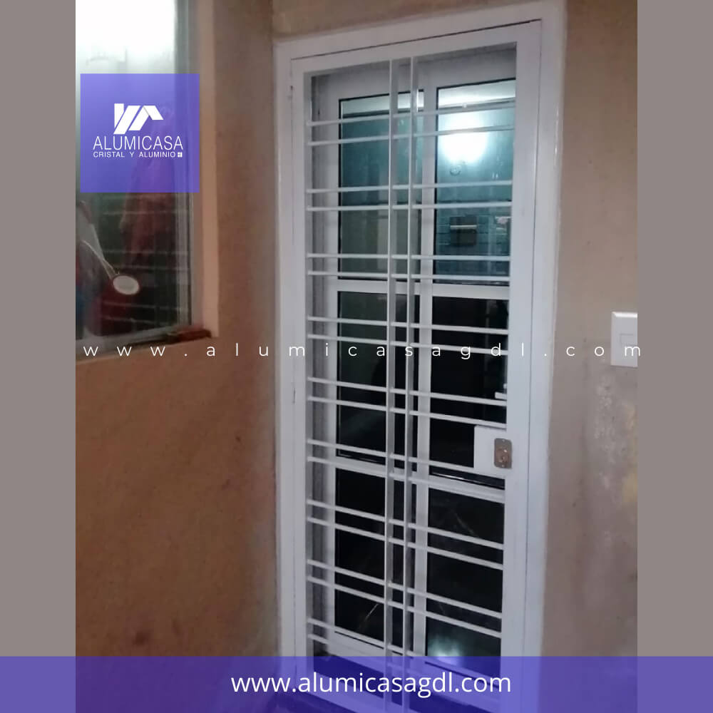 Puerta abatible protección para puerta color blanco