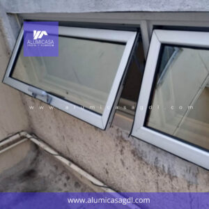 Ventana aluminio proyección abatible (1)
