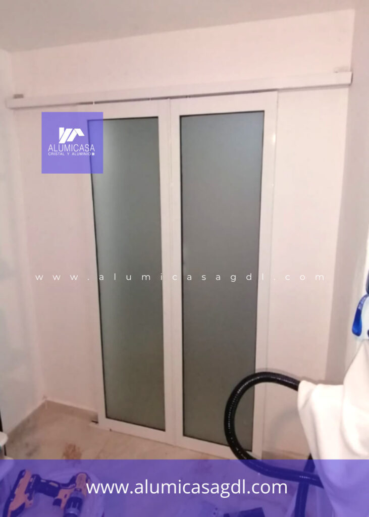 Puerta corrediza riel aéreo aluminio blanco con vidrio opaco satinovo