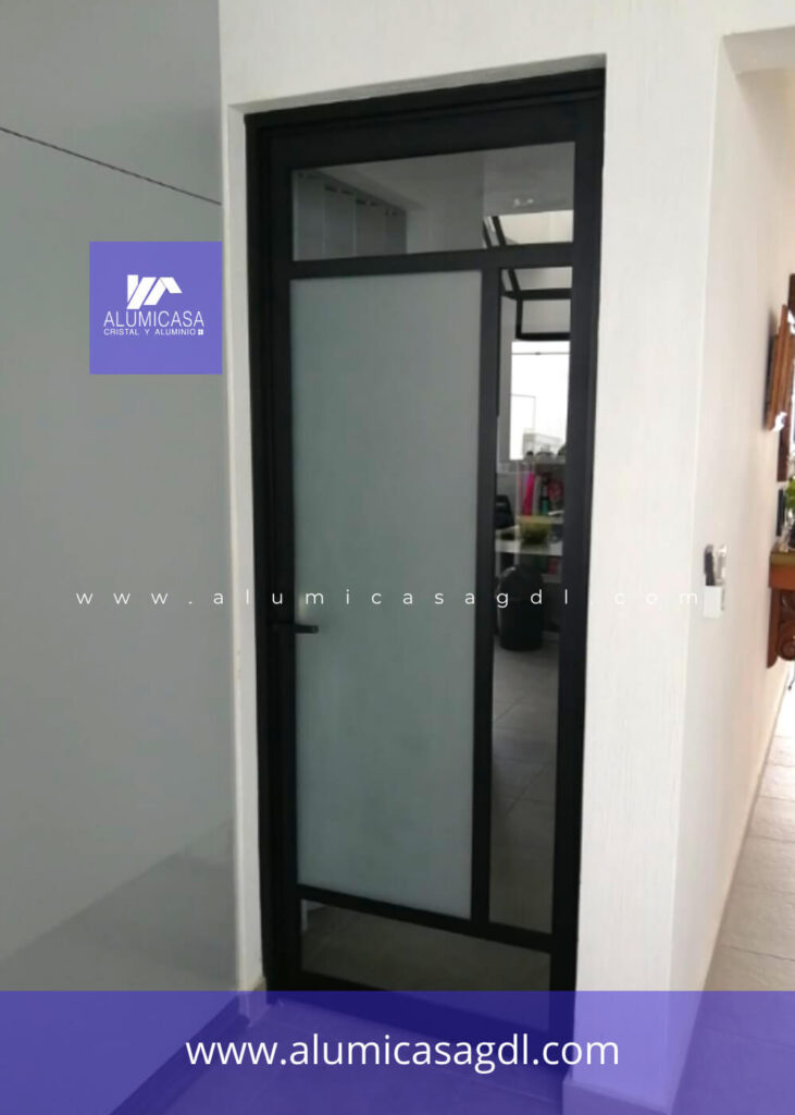 Puerta de aluminio personalizada intermedios negro con vidrio transparente y vidrio opaco