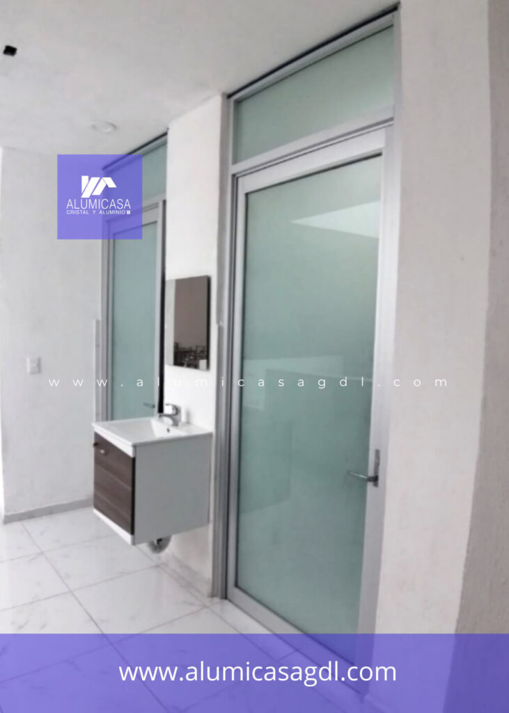 Puerta de aluminio plateado con vidrio opaco para privacidad + antepecho fijo