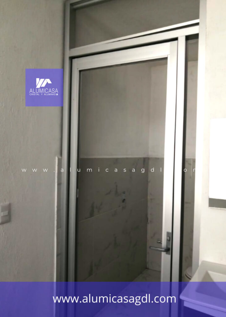 Puerta de aluminio plateado con vidrio opaco para privacidad + antepecho fijo + fijo lateral vidrio santinovo