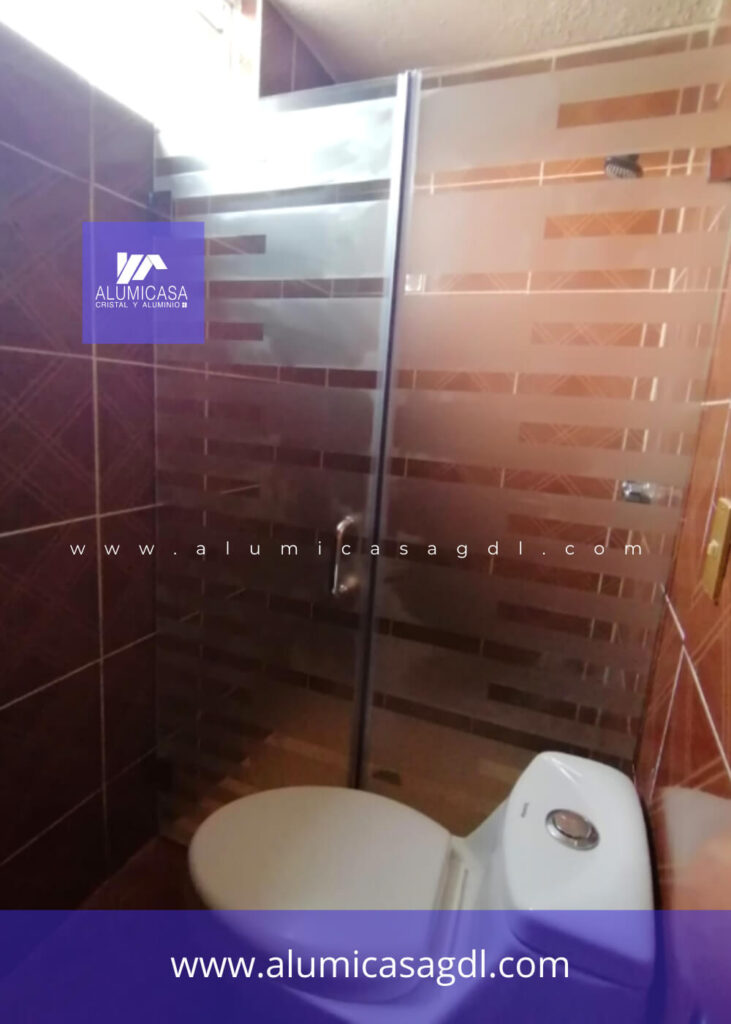 Cancel de baño cristal templado fijo y puerta con herrajes modelo esmerilado E22