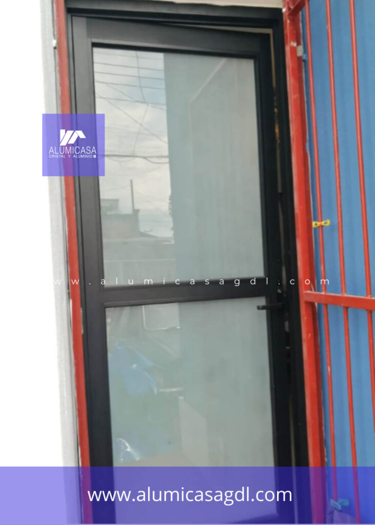 Puerta abatible color negro con cubierta vidrio opaco satinado