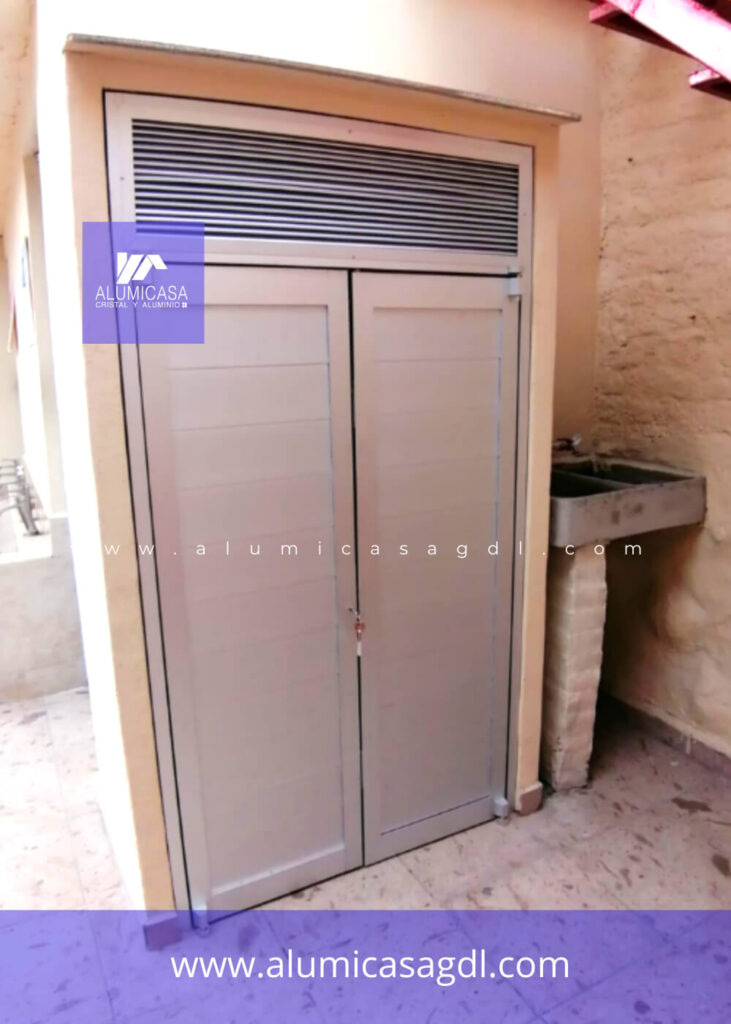 Puerta abatible de aluminio plata con repiradero superior