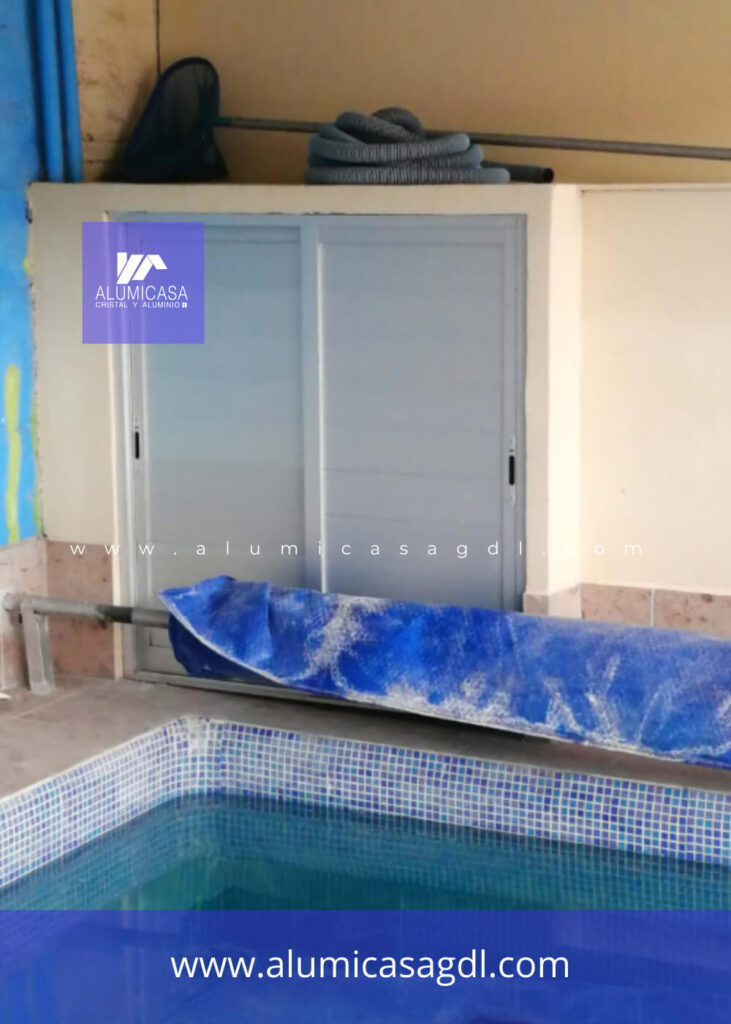Puerta corrediza de aluminio plata
