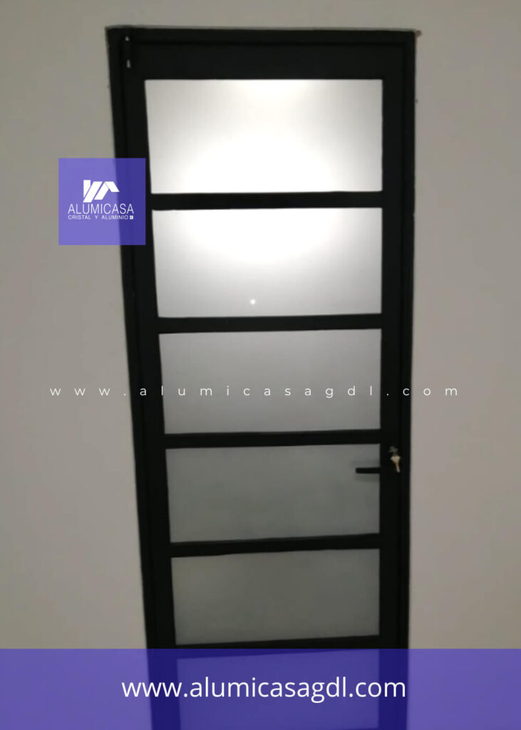 Puerta de aluminio color negro con divisiones puerta para baño con vidrio opaco