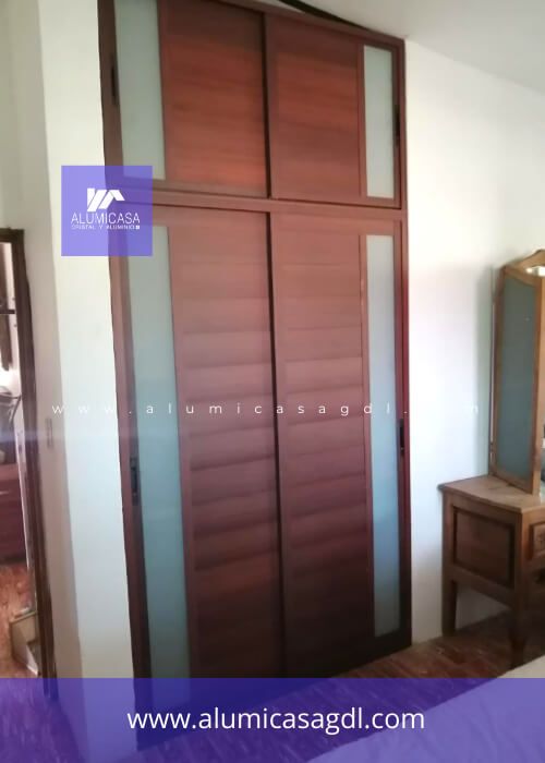 Puerta de aluminio corrediza tono madera de aluminio nogal para closet